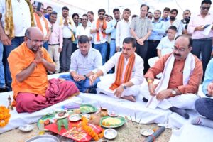 चालीस करोड़ के विकास कार्यों का केंद्रीय मंत्री और डिप्टी सीएम ने किया भूमिपूजन, विधायक सुशांत की मांग पर डिप्टी सीएम अरुण साव ने की 10 करोड़ की घोषणा, सामुदायिक भवन मिलने पर सामाजिक पदाधिकारियों ने  जताया आभार
