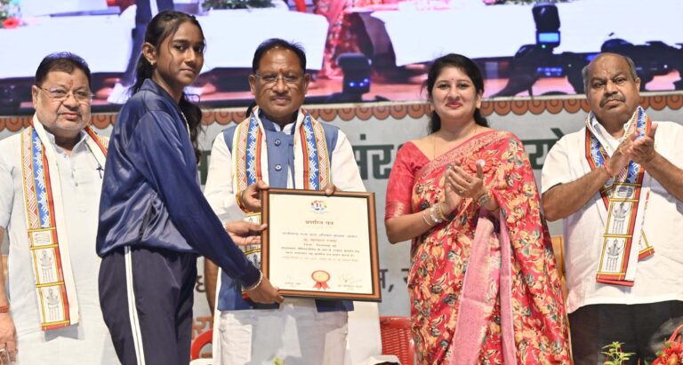मुख्यमंत्री ने सार्थक एवं रक्षक अभियान का किया शुभारंभ, बाल अधिकारों के प्रति जागरूकता लाने, राज्य बाल अधिकार संरक्षण आयोग की पहल,आयोग के 15 वें स्थापना दिवस पर पुलिस जवान, आंगनबाड़ी कार्यकर्ता और छात्राएं हुईं सम्मानित