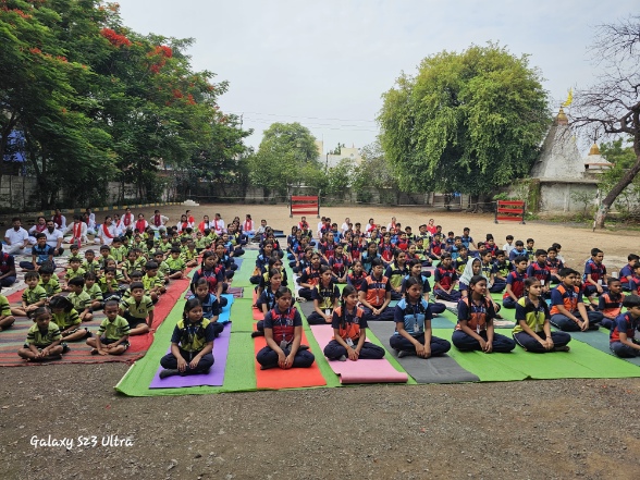 विश्व योग दिवस पर सेंट जेवियर स्कूल सरकंडा में भी बच्चों ने किया योगाभ्यास