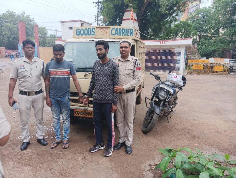 चोरी की गई टाटा एस गाड़ी 24 घंटे के भीतर बरामद, दो आरोपी गिरफ्तार