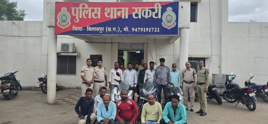 सकरी पुलिस की बड़ी कार्यवाही: जुआ खेलते 14 आरोपी गिरफ़्तार, नगदी, ताश की गड्डियाँ व वाहन ज़ब्त