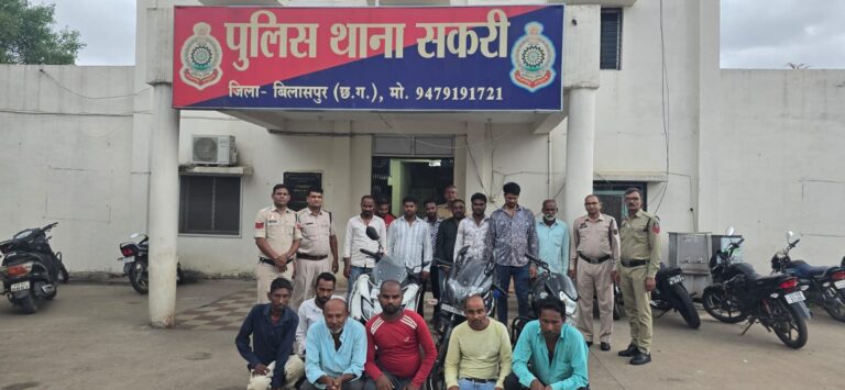 सकरी पुलिस की बड़ी कार्यवाही: जुआ खेलते 14 आरोपी गिरफ़्तार, नगदी, ताश की गड्डियाँ व वाहन ज़ब्त