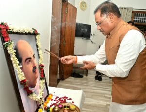 मुख्यमंत्री श्री विष्णु देव साय ने डॉ. श्यामा प्रसाद मुखर्जी की पुण्यतिथि पर की श्रद्धांजलि अर्पित