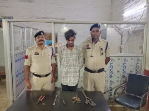बाइक चोरी का फरार शातिर आरोपी मोपका थाना सरकंडा पुलिस की गिरफ्त में , घेराबंदी कर पकड़ा गया