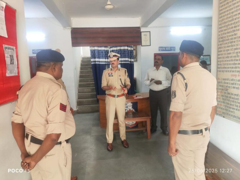 वरिष्ठ पुलिस अधीक्षक रजनेश सिंह ने किया रतनपुर थाने का वार्षिक निरीक्षण, उत्कृष्ट कार्य करने वाले पुलिसकर्मी हुए सम्मानित