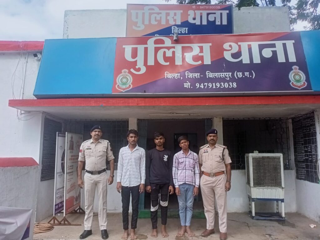 रास्ता रोककर मारपीट करने वाले चार आरोपी गिरफ्तार, दो मोटरसाइकिलें जब्त