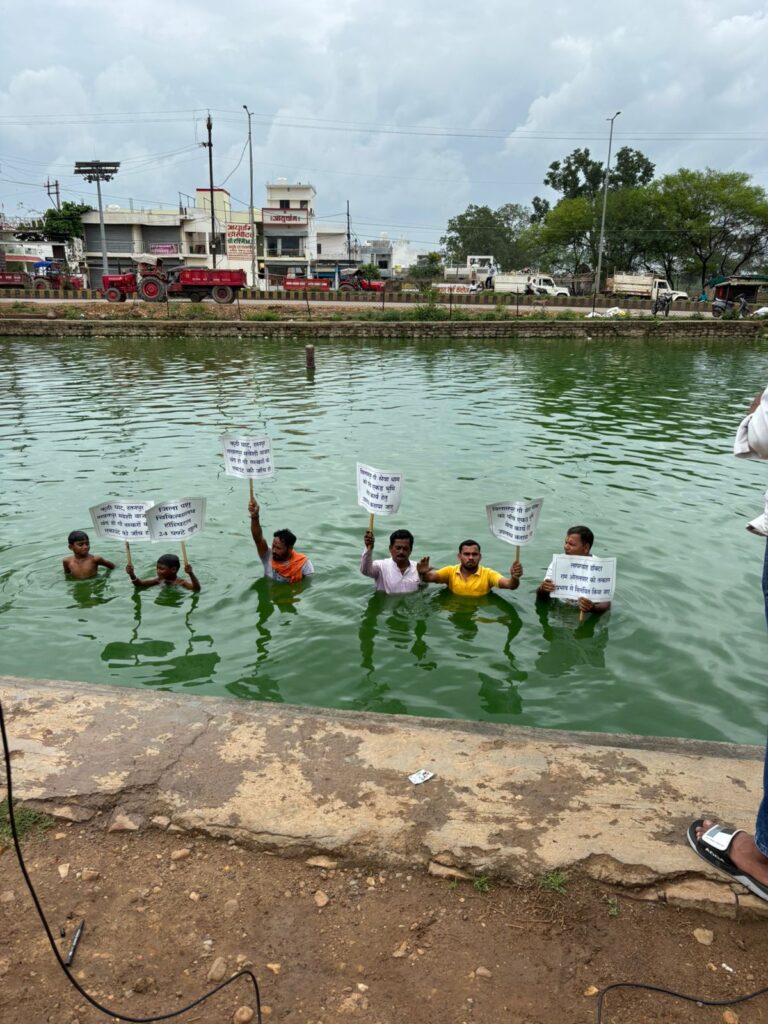घायल गौ माता की सेवा करने वाले गौ सेवकों की जायज मांग पूरी न होने पर गौसेवकों ने किया जल सत्याग्रह आरंभ