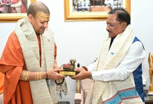 मुख्यमंत्री श्री विष्णु देव साय से निरंजन पीठाधीश्वर महामंडलेश्वर डॉ. स्वामी कैलाशनंद गिरी जी महाराज ने की सौजन्य भेंट