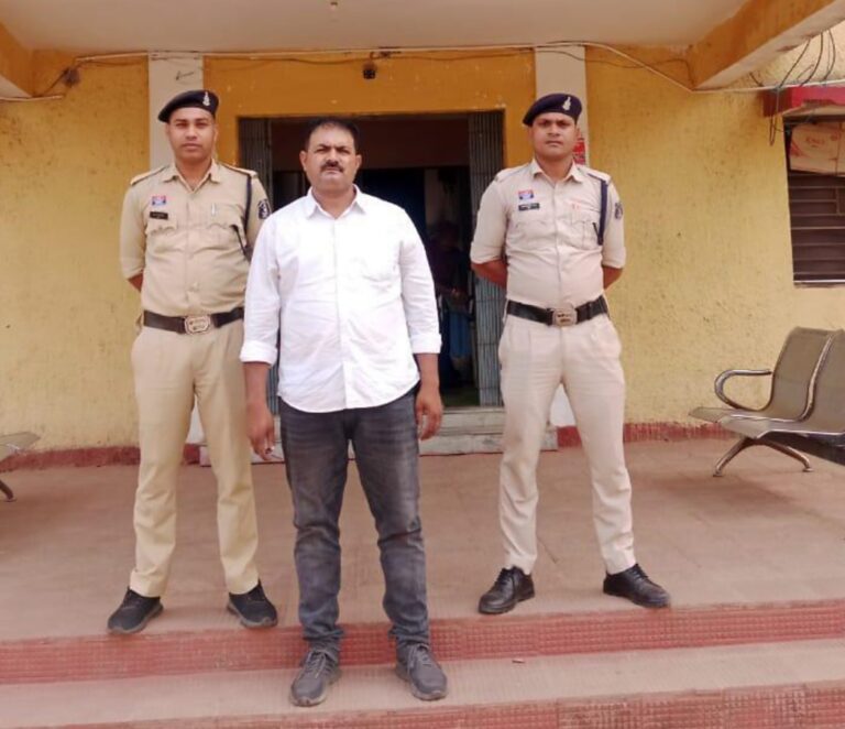 समाज में नफरत फैलाने की साजिश, धार्मिक भावनाओं से खिलवाड़ करने वाला सचिव चढ़ा पुलिस के हत्थे,सचिव है या लूटेरा ?