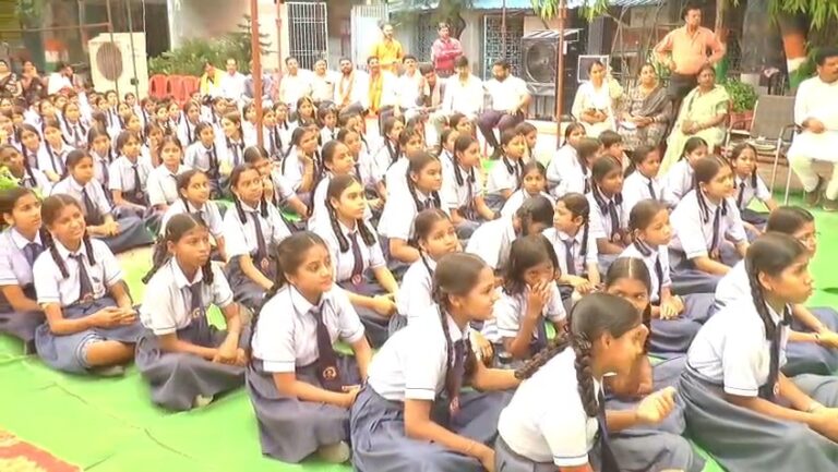 जिला स्तरीय शाला प्रवेशोत्सव में शामिल हुए केन्द्रीय राज्य मंत्री श्री तोखन साहू और उप मुख्यमंत्री श्री अरूण साव,उत्साह और उल्लास के साथ मनाया गया शाला प्रवेशोत्सव,उप मुख्यमंत्री ने स्कूल के विकास कार्यो के लिए 20 लाख रूपए देने की घोषणा की, बच्चे बने बाल अतिथि, तिलक लगाकर, मुंह मीठा कर किया गया स्वागत, साइकिल, किताब, बैग सहित अन्य सामग्री बांटी गई