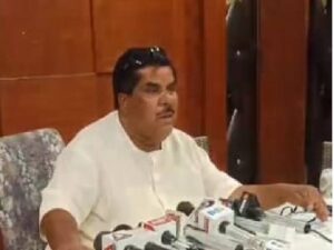 सोशल मीडिया फेसबुक पर इशारों इशारों में प्रधानमंत्री और  ऑपरेशन सिंदूर के खिलाफ आपत्तिजनक पोस्ट करने वाले पूर्व विधायक अरुण तिवारी के खिलाफ सिविल लाइन थाने में एफआईआर दर्ज