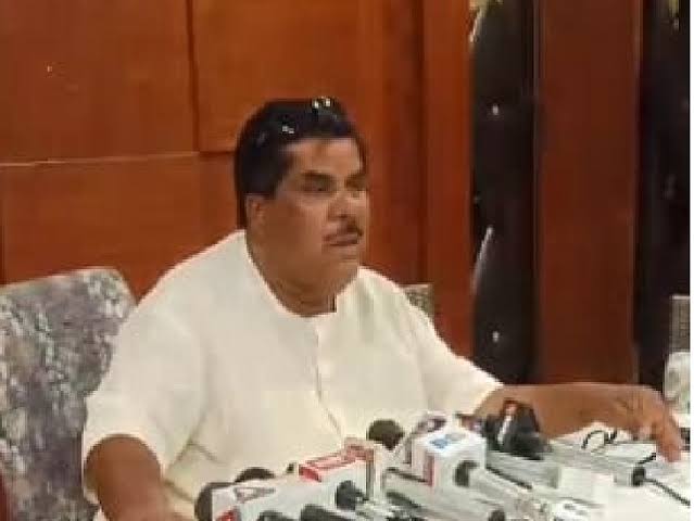 सोशल मीडिया फेसबुक पर इशारों इशारों में प्रधानमंत्री और  ऑपरेशन सिंदूर के खिलाफ आपत्तिजनक पोस्ट करने वाले पूर्व विधायक अरुण तिवारी के खिलाफ सिविल लाइन थाने में एफआईआर दर्ज