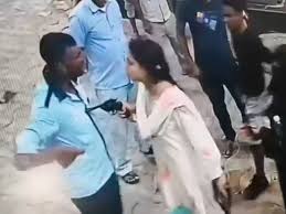 हरदोई में सीएनजी भराने पहुंचे  परिवार की रिवॉल्वर रानी बेटी ने पंप कर्मचारी पर तानी रिवाल्वर