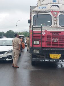ब्रेकडाउन ट्रक से जाम की स्थिति, क्यू आर टी टीम ने तत्परता से सुगम कराया यातायात, यातायात पुलिस बिलासपुर की मुस्तैदी से बड़ी परेशानी टली, ब्रिज पर भारी ट्रक ब्रेकडाउन के बाद भी यातायात रहा नियंत्रित
