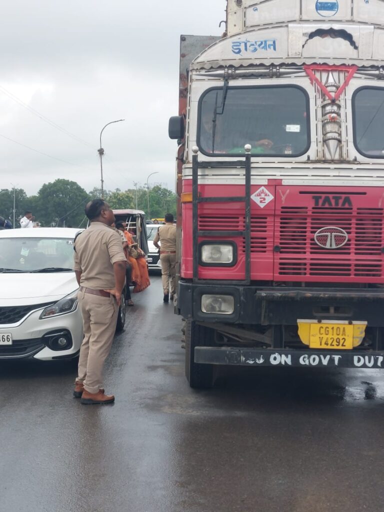 ब्रेकडाउन ट्रक से जाम की स्थिति, क्यू आर टी टीम ने तत्परता से सुगम कराया यातायात, यातायात पुलिस बिलासपुर की मुस्तैदी से बड़ी परेशानी टली, ब्रिज पर भारी ट्रक ब्रेकडाउन के बाद भी यातायात रहा नियंत्रित
