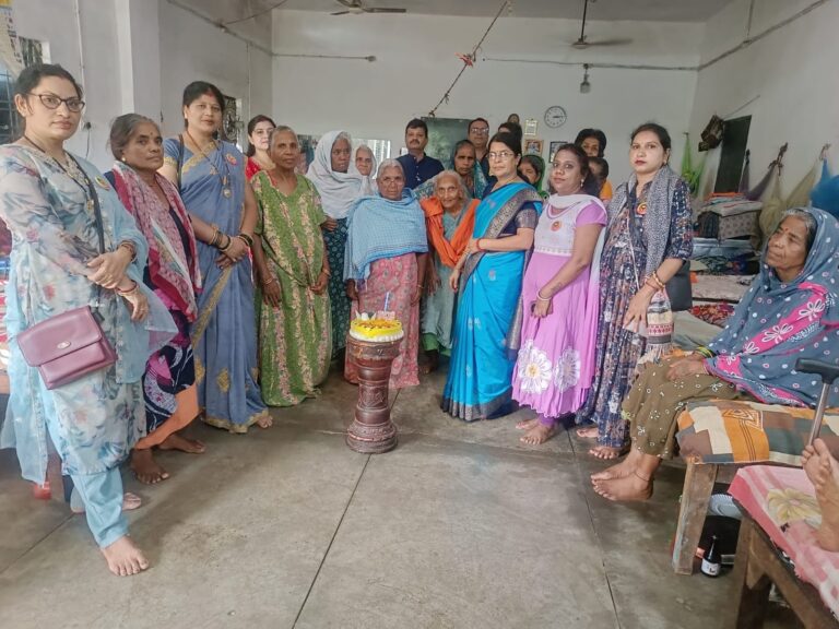 बेसहारा बुजुर्गों के बीच मनाया गया दो वर्षीय सत्येंद्र का जन्मदिन — ‘सवेरा एक नई किरण’ संस्था ने पेश की सामाजिक संवेदनशीलता की मिसाल
