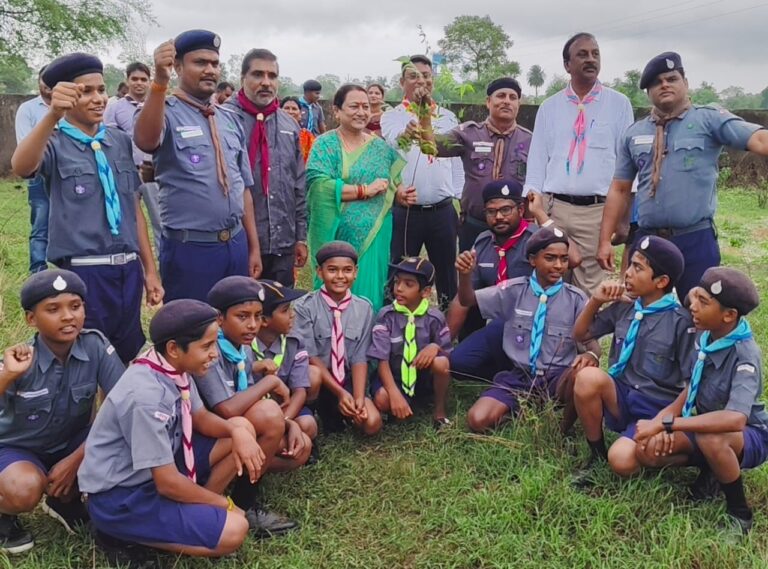 स्काउट गाइड जिला संघ मुंगेली द्वारा भारी बारिश के बीच हुआ वृहद वृक्षारोपण कार्यक्रम(150 से अधिक पौधों का किया गया रोपण)