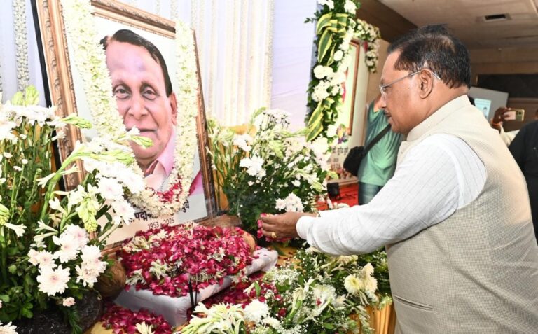 सभी को हँसाने वाला कवि हमें रुलाकर चला गया – मुख्यमंत्री श्री साय, मुख्यमंत्री श्री साय ने पद्मश्री डॉ. सुरेंद्र दुबे को अर्पित की श्रद्धांजलि