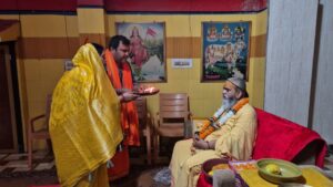 श्री पीताम्बरा पीठ त्रिदेव मंदिर में पारदेश्वर महादेव का नमक चमक विधि द्वारा किया गया अभिषेक एवं गुरु पूजन का आयोजन