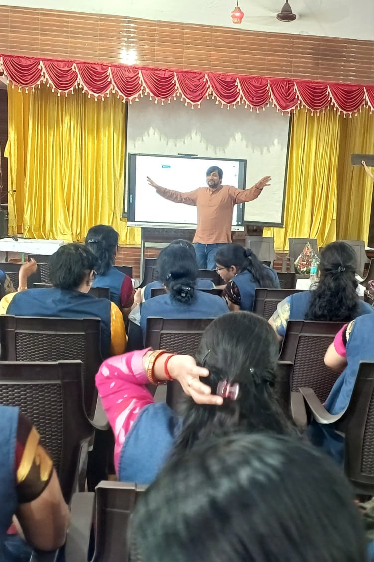 भारत माता आंग्ल माध्यम शाला में शिक्षण में आर्टिफिशियल इंटेलीजेंस पर कार्यशाला का आयोजन