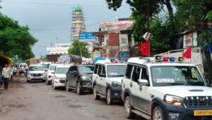 खराब सड़क के विरोध में नागरिकों ने रोका मंत्री का काफिला