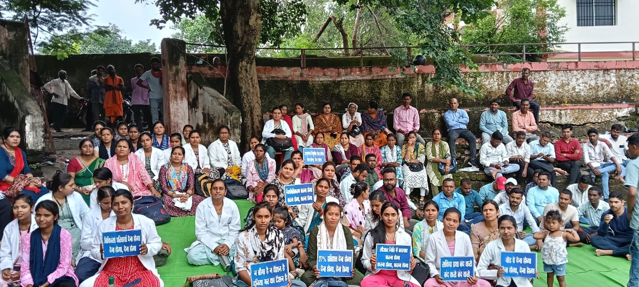 एनएचएम संविदा स्वास्थ्य कर्मियों की हड़ताल से व्यवस्था हुई बेपटरी