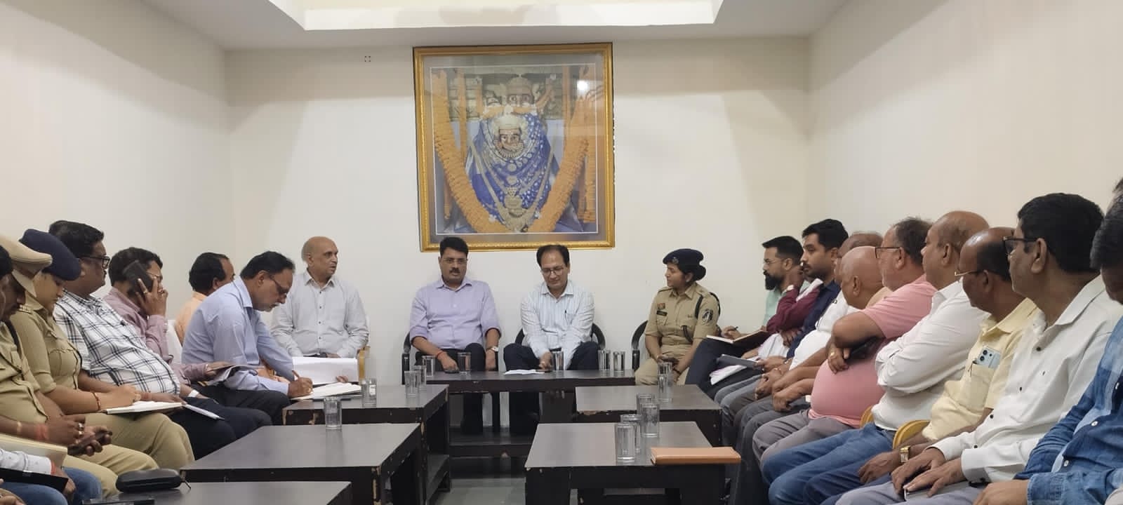 शारदीय नवरात्रि की तैयारी को लेकर मंदिर ट्रस्ट और जिला प्रशासन के अधिकारियों की हुई अहम बैठक