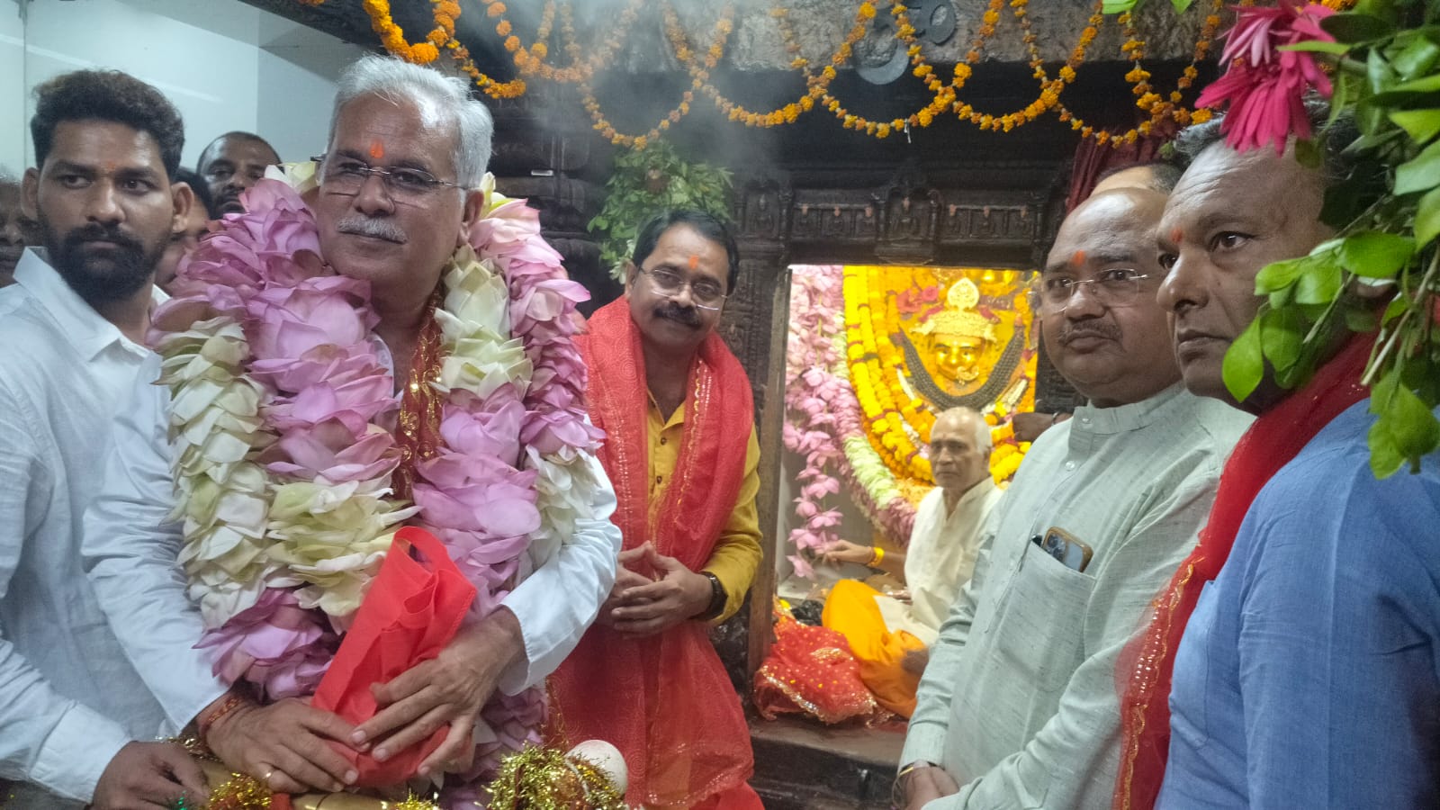 शारदीय नवरात्र में रतनपुर महामाया मंदिर में उमड़ी श्रद्धालुओं की भीड़, दर्शन करने वालों में प्रदेश के पूर्व मुख्यमंत्री भूपेश बघेल भी रहे शामिल