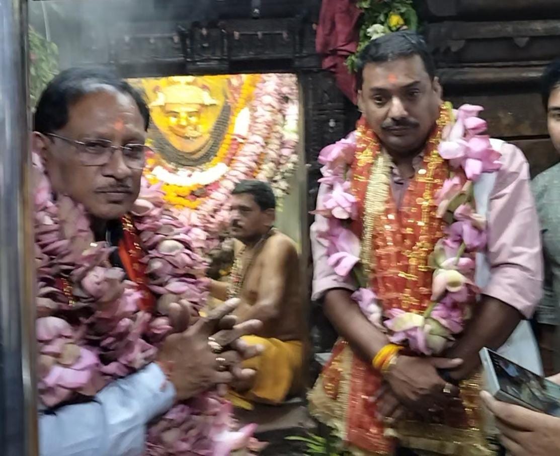 शारदीय नवरात्रि की महाष्टमी पर पूजा अर्चना और दर्शन के लिए रतनपुर महामाया मंदिर पहुंचे प्रदेश के मुखिया विष्णु देव साय