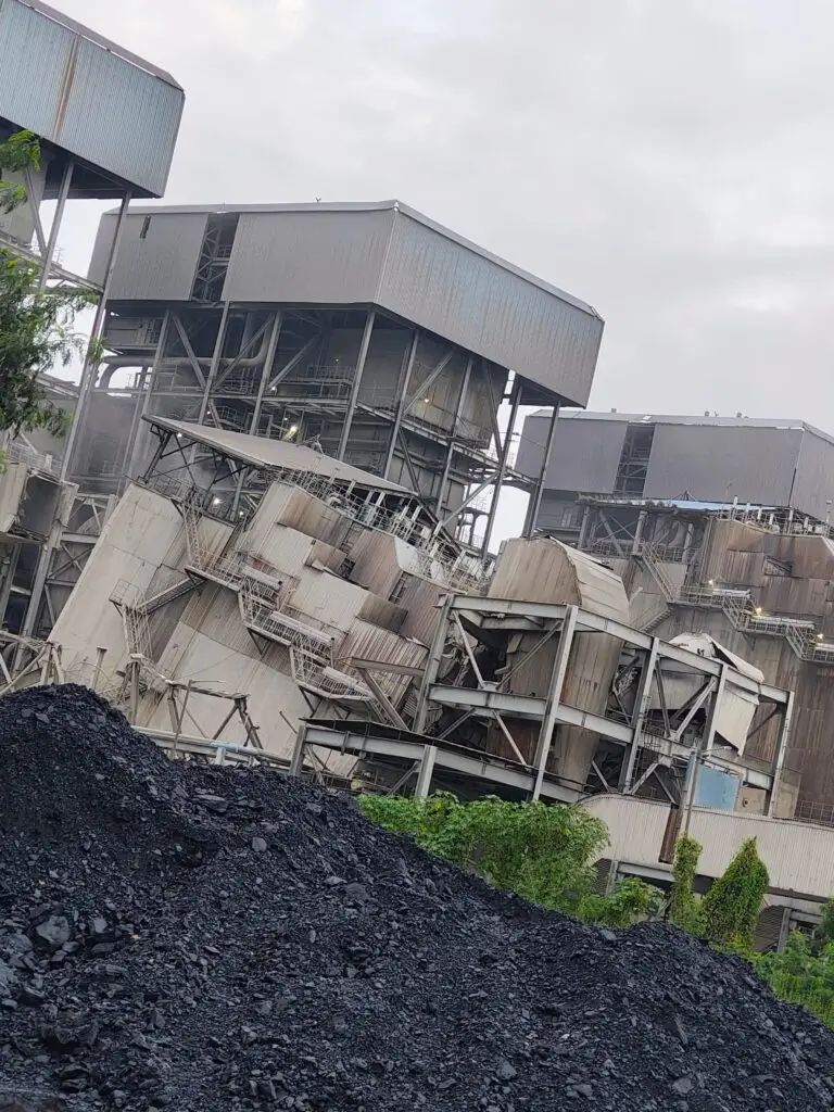 बालको प्लांट में बड़ा हादसा, पहले भी हो चुका हैं चिमनी हादसा, सुरक्षा में लापरवाही की संभावना .. राख फिल्टर भरभरा के गिरा