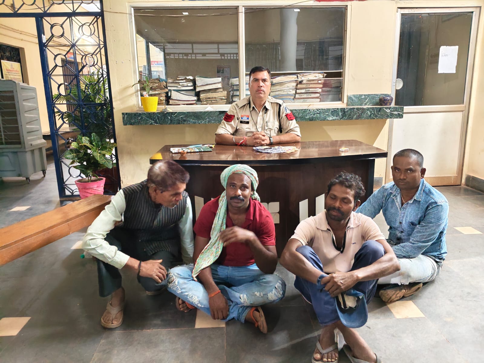 थाना कोटा पुलिस की बड़ी कार्रवाई — एक ही दिन में चार स्थानों पर जुआ खेलते 11 आरोपी गिरफ्तार, ₹6,980 नकद व ताश की पत्तियाँ जप्त