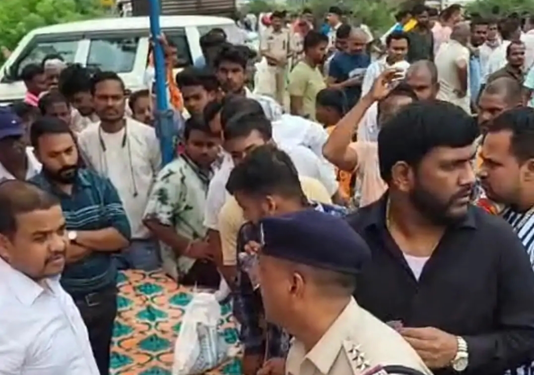 सड़क निर्माण की मांग पर पांचवीं बार चक्काजाम, 18 साल से नहीं हुई मरम्मत — लिखित आश्वासन के बाद माने ग्रामीण