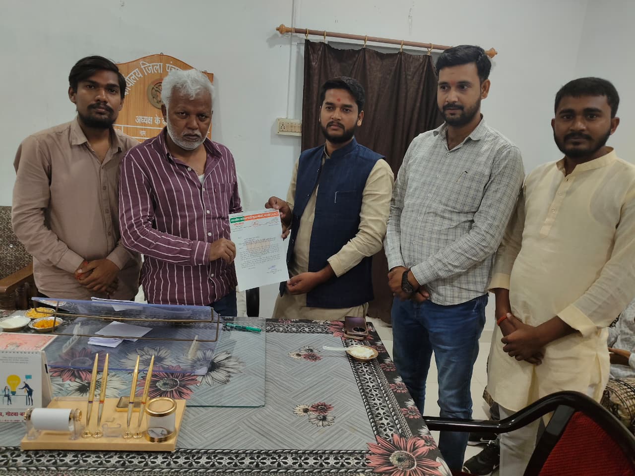 भाजपा युवा मोर्चा बस्ती के जिला उपाध्यक्ष ने पटेल चौक पर स्मृति द्वार निर्माण हेतु सौंपा ज्ञापन