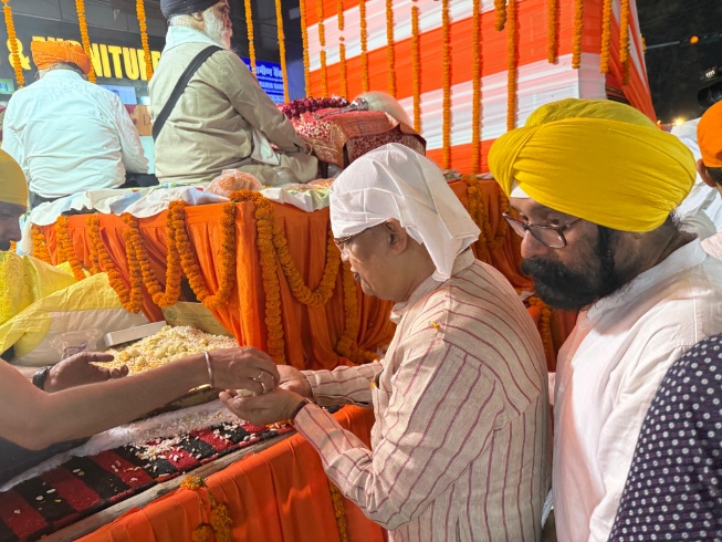 गुरु नानक देव जी के 556वें प्रकाश पर्व पर भव्य नगर कीर्तन — आस्था, सेवा और श्रद्धा का अद्भुत संगम, स्वयंसेवकों ने झाड़ू लगाकर किया मार्ग साफ, निहंगों ने दिखाया शौर्य प्रदर्शन — पूरे शहर में गूंजे “जो बोले सो निहाल… सत श्री अकाल” के नारे