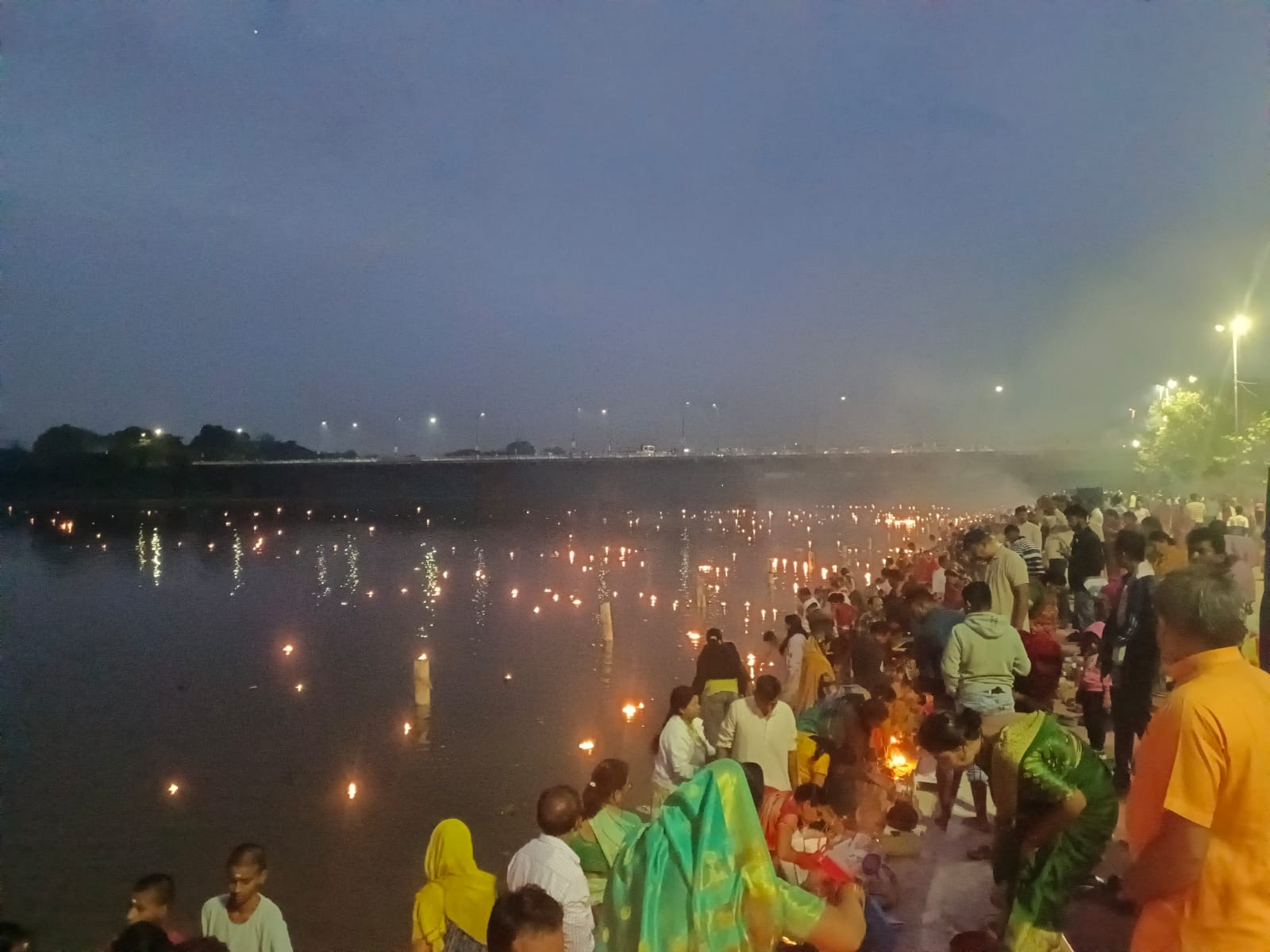 देव दीपावली पर बिलासपुर में छठ घाट पर जगमगाए दीप, श्रद्धा और भक्ति के प्रकाश से नहाया शहर