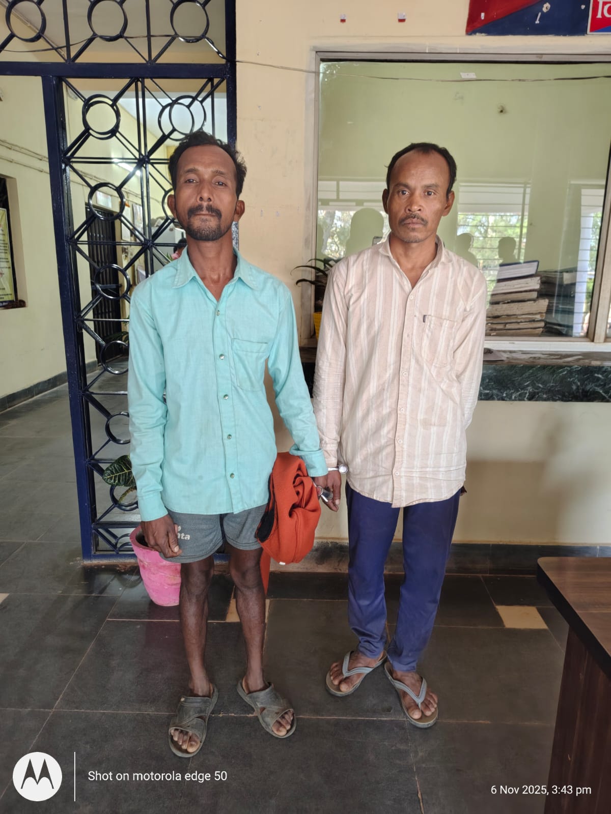 जंगली जानवरों के शिकार के लिए लगाए गए करंट से युवक की मौत — शव जलाकर साक्ष्य मिटाने वाले दो आरोपी गिरफ्तार, दो बालक निरुद्ध