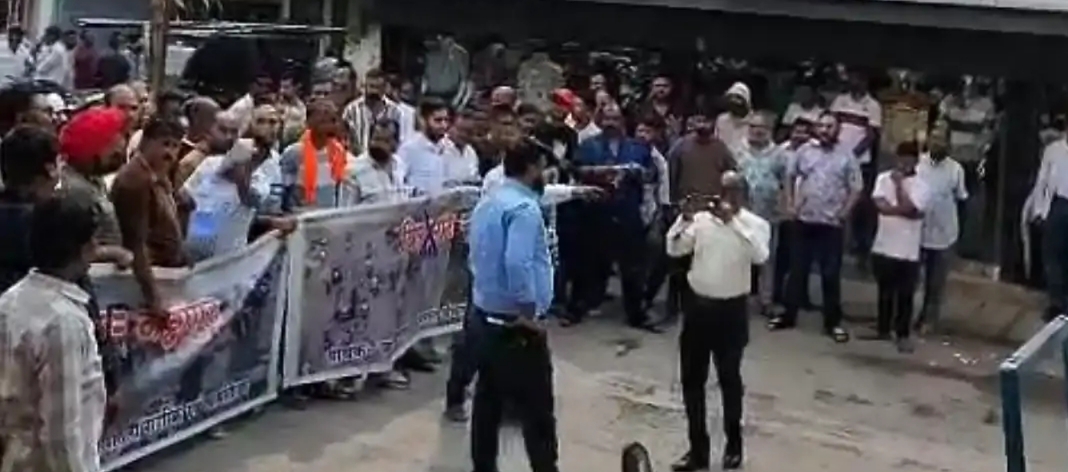 जर्जर सड़क से परेशान व्यापारी उतरे सड़क पर, 3 घंटे किया चक्काजाम, गोल बाजार से गांधी चौक मार्ग पर व्यापारियों का विरोध प्रदर्शन, सड़क पर लेटकर जताया आक्रोश