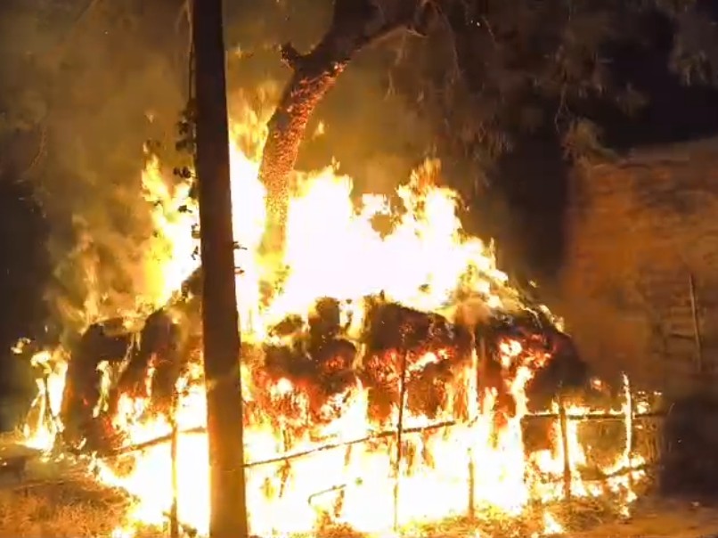 कोठार में धान की खरही में लगी आग, 7 एकड़ की फसल खाक, फायर ब्रिगेड रास्ता भटकी, किसान को 8 लाख का नुकसान