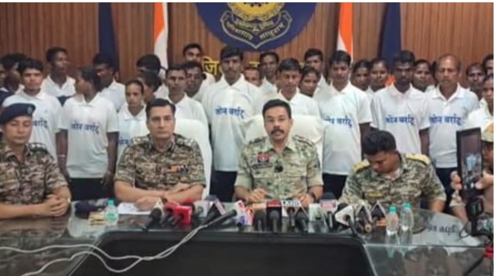 दंतेवाड़ा में नक्सलवाद को बड़ा झटका, ‘पूना मारगेम’ अभियान से प्रभावित होकर 37 माओवादी आत्मसमर्पण