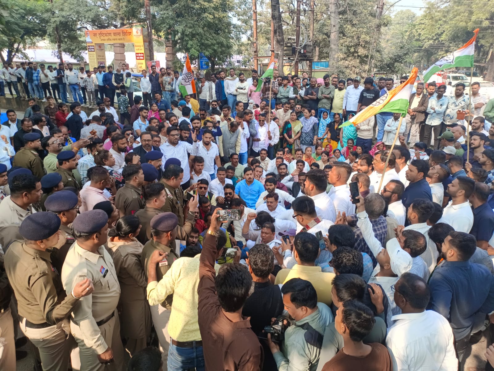 एफआईआर के विरोध में सड़कों पर उतरे कांग्रेसजन, सिविल लाइन थाने का घेराव—हजारों की भीड़, घंटों तक चला प्रदर्शन