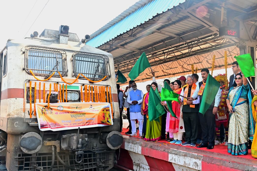 श्री रामलला दर्शन योजना : संभाग से 850 और जिले के 225 श्रद्धालु अयोध्या धाम के लिए हुए रवाना, बिल्हा विधायक श्री धरमलाल कौशिक ने दिखाई हरी झंडी