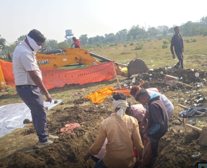 बुंदेला गांव में विवाहिता की संदिग्ध मौत, दफन के 10 दिन बाद पुलिस ने कब्र खुलवाकर निकाला शव, पोस्टमार्टम से तय होगी मौत की असल वजह, हत्या की आशंका पर जांच तेज