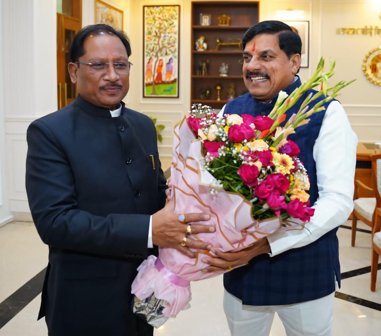 मुख्यमंत्री श्री विष्णु देव साय ने भोपाल प्रवास के दौरान मध्यप्रदेश के मुख्यमंत्री डॉ. मोहन यादव से रविवार की शाम समत्व भवन मुख्यमंत्री निवास में सौजन्य भेंट की