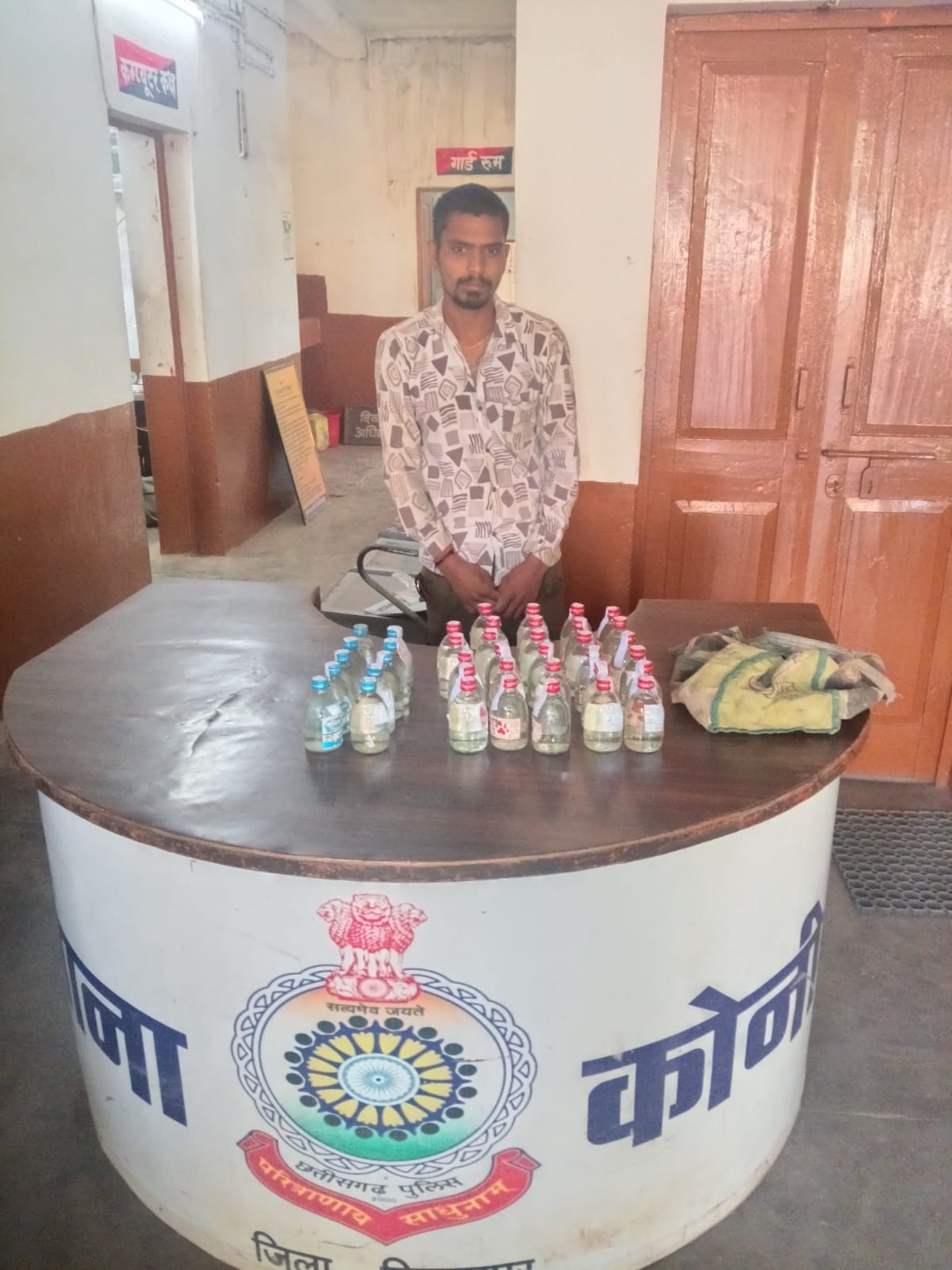 कोनी पुलिस की कार्रवाई: 39 पाव अवैध देसी शराब के साथ युवक गिरफ्तार