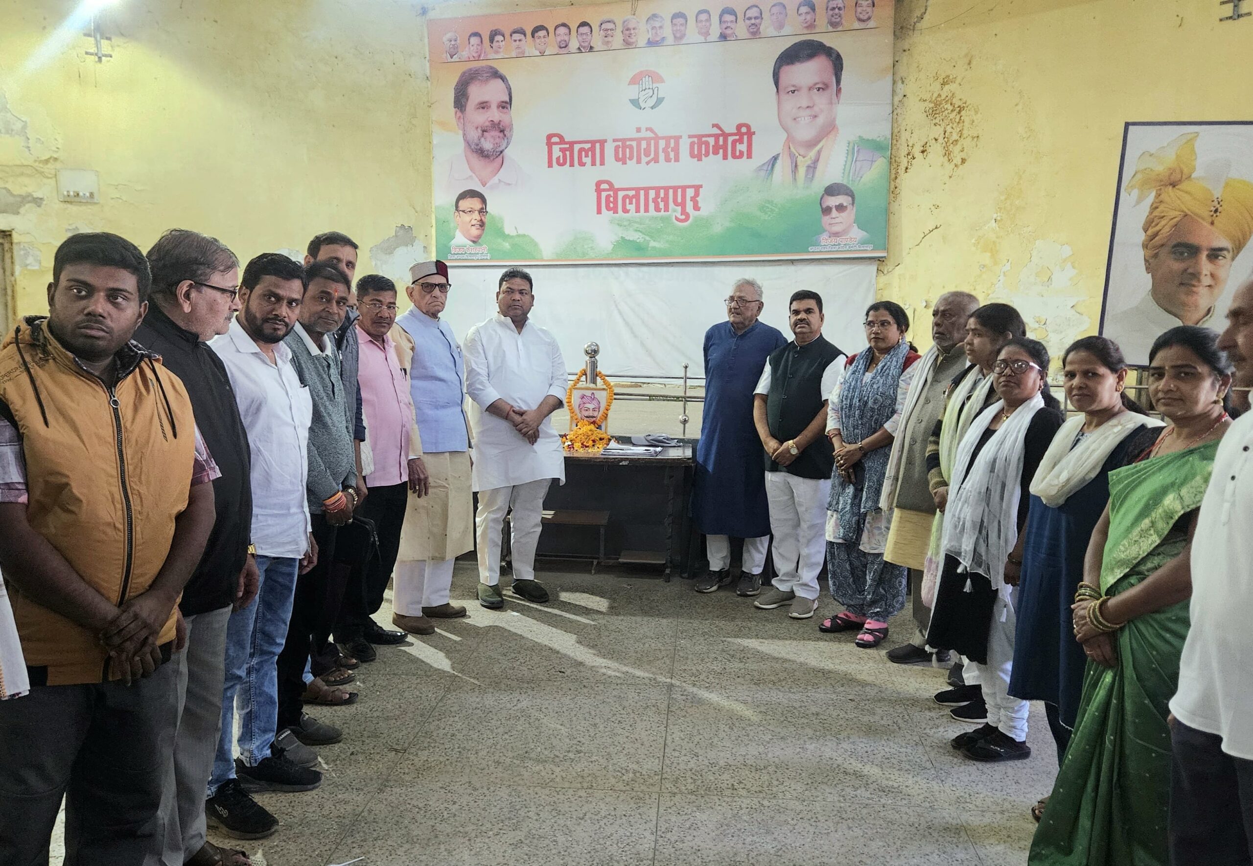 बलिदान दिवस पर कांग्रेस ने दी शहीद वीर नारायण सिंह को श्रद्धांजलि