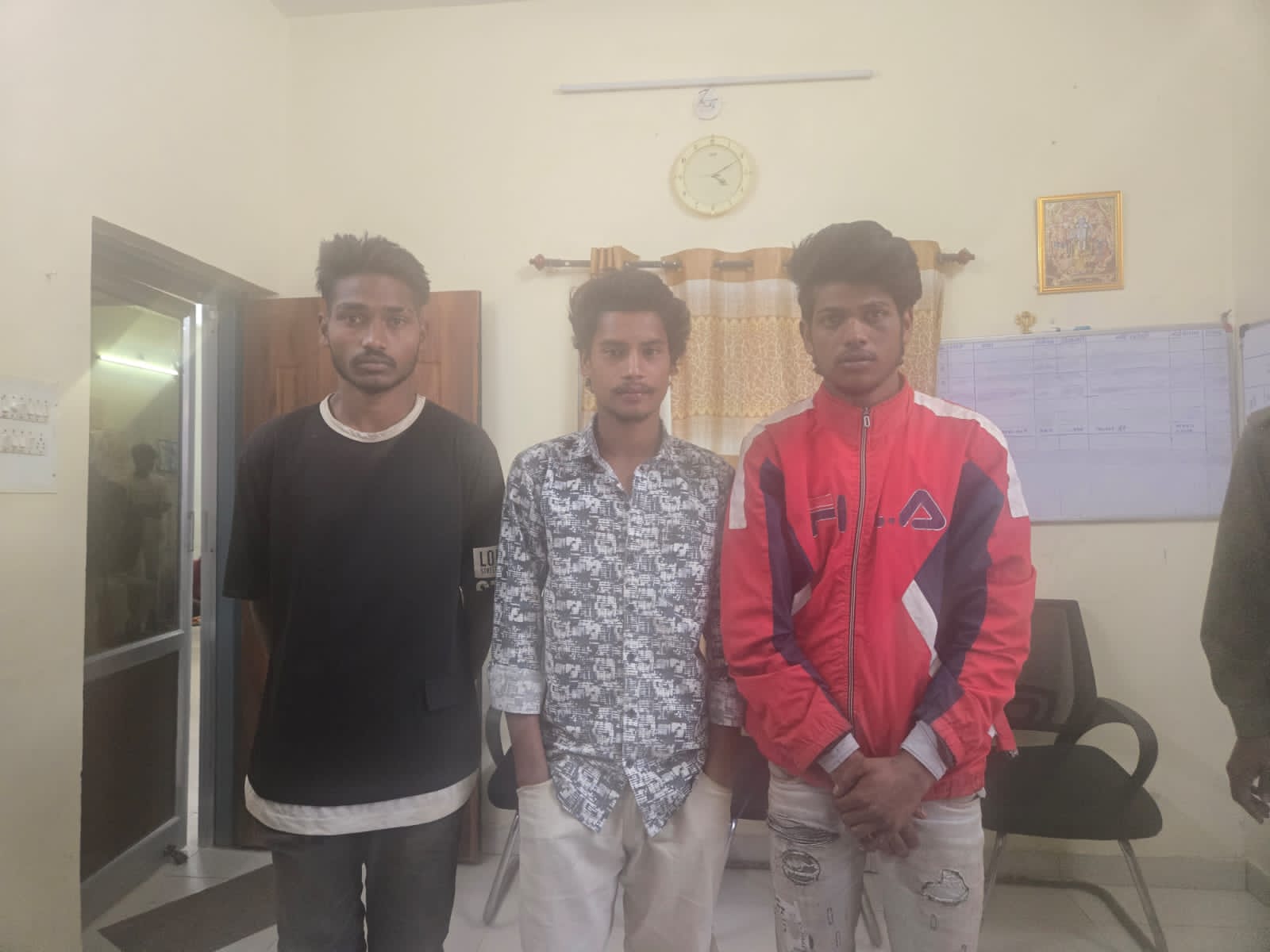 तखतपुर में मोटरसाइकिल एक्सचेंज के नाम पर उत्पात: चाकू लहराकर गाली-गलौच करने वाले 3 आरोपी व एक नाबालिग गिरफ्तार