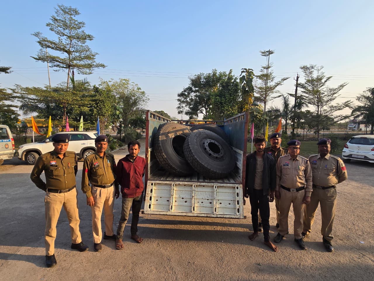 हिर्री पुलिस की त्वरित कार्यवाही, चोरी के 8 टायर बरामद — दो आरोपी गिरफ्तार