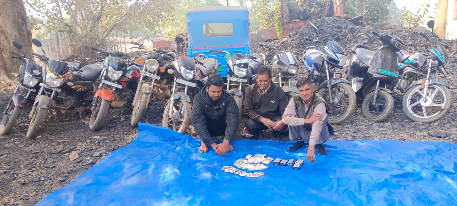 कोनी पुलिस की बड़ी कार्रवाई: 52 पत्ती ताश से संगठित जुआ खेलते-खिलाते 3 आरोपी गिरफ्तार