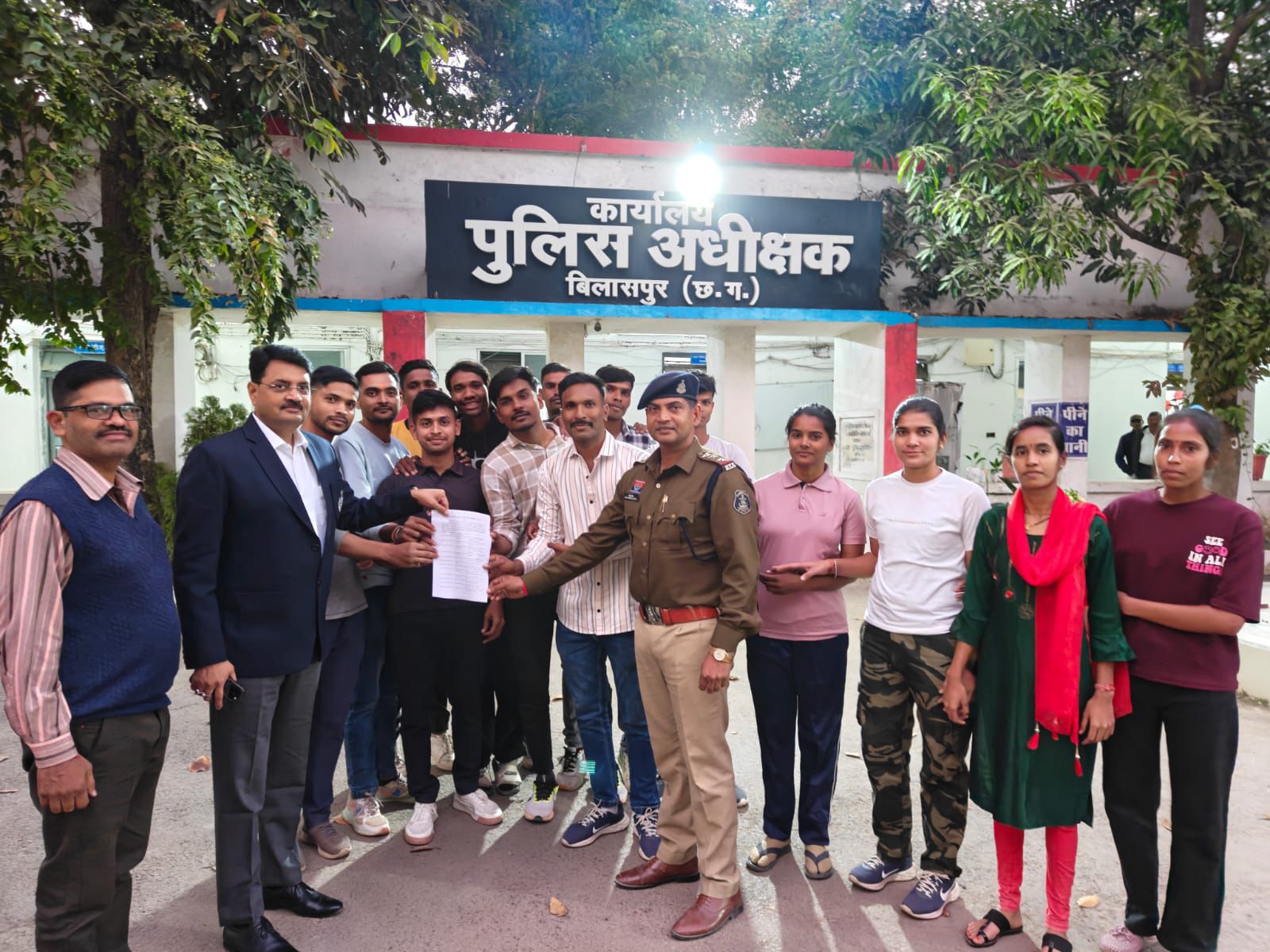 बिलासपुर पुलिस को मिले 17 नए आरक्षक, एसएसपी रजनेश सिंह ने सौंपे नियुक्ति पत्र, आरक्षक भर्ती 2023-24 के चयनित उम्मीदवारों ने पुलिस लाइन में दर्ज कराई आमद