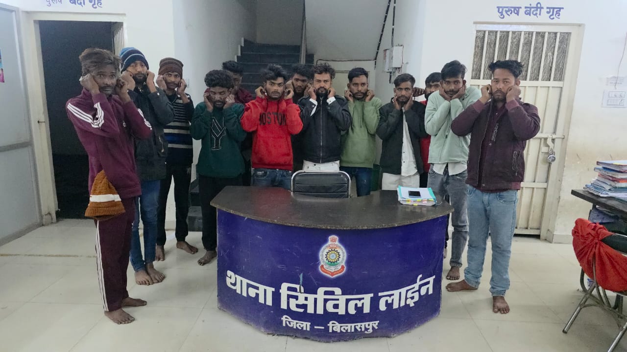 सिविल लाइन क्षेत्र में पुलिस की सख्त कार्रवाई, धारदार हथियार के साथ युवक पकड़ा गया, 12 लोगों पर प्रतिबंधात्मक कार्रवाई